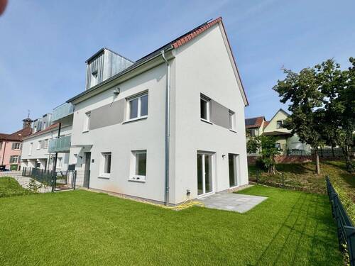 Hausansicht - GERADLINIG: ERSTBEZUG NEUBAU-HAUS MIT BESONDERER AUSSTATTUNG UND GARTEN!