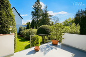 Terrasse mit Blick in den Garten - 
