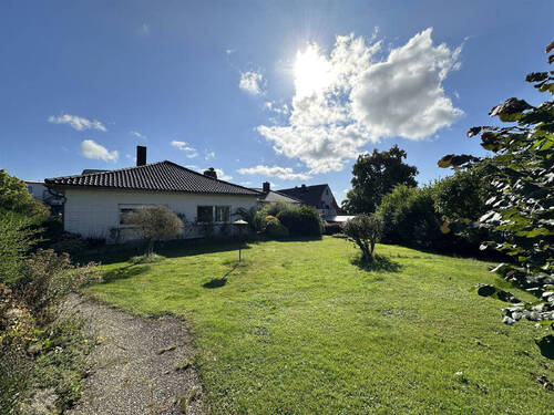 Schlaf- und Wohnzimmer Einliegerwohnung - 9 Zimmer Mehrfamilienhaus, Wohnhaus in Kirchberg (Hunsrück)