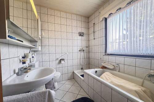 Badezimmer - Bungalow mit 90,00 m&sup2; in Strukdorf zum Kaufen