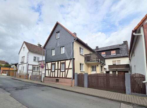 Straßenansicht auf Fachwerkfassade - Hofreite mit zwei Wohnhäusern, Garten, viel Gestaltungspotenzial und 2 Garagen