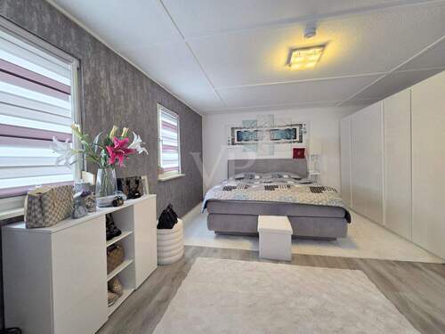 Geräumiges und helles Schlafzimmer im Vorderhaus - 