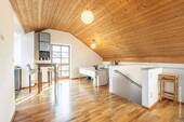 Dachstudio mit Treppenaufgang - 