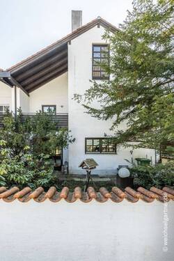 Die Hausfassade straßenseitig - Einfamilienhaus mit 186,20 m&sup2; in Grünwald zum Kaufen