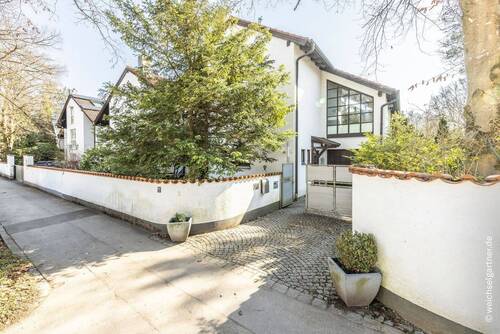 Die Zufahrt des Grundstücks - 