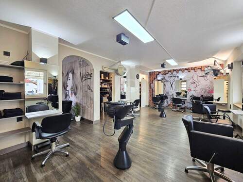 Friseursalon im Erdgeschoss - 