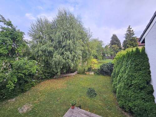 Idyllischer Garten hinter dem Haus - 