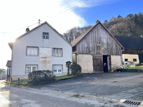 Giebelseite Haus und Scheune - 6 Zimmer Einfamilienhaus zum Kaufen in Wiesenttal