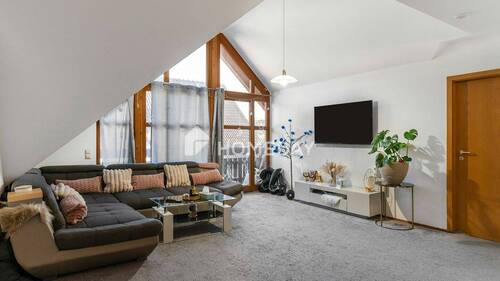 Wohnzimmer 1 - Einzugsbereit im Sommer: Dachgeschoss-Traum mit Südost-Ausrichtung, hohen Decken und eigenem Carport
