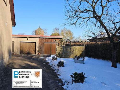 Zufahrt und Garagen.jpg - 5 Zimmer Einfamilienhaus in Anklam