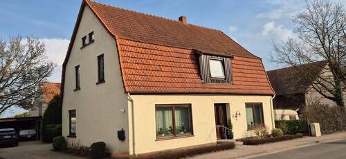 Hausansicht - Großzügiges Einfamilienhaus mit Nebengebäude und liebevoll angelegtem Garten zu verkaufen