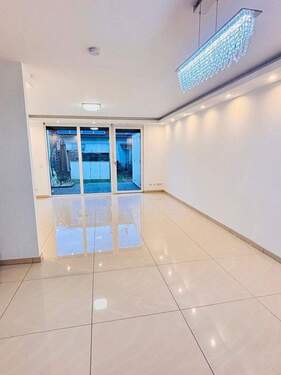 EG-Wohnzimmer - 5 Zimmer Reihenmittelhaus zum Kaufen in Erlangen