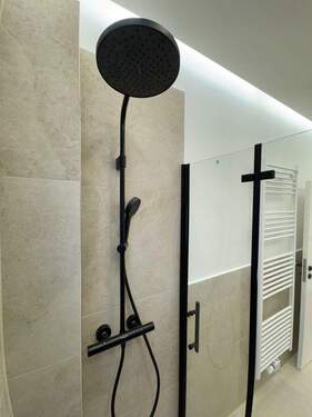 Dusche - 3 Zimmer Etagenwohnung in Berlin