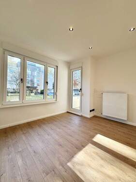 Wohnzimmer mit Balkon/Balcony - 