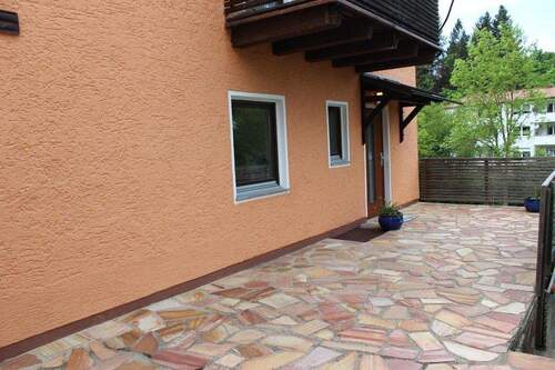 Terrasse und Hauseingang - 5 Zimmer Einfamilienhaus in Lappersdorf