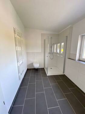 Badezimmer mit Dusche und Wanne - 