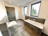 Bad mit Dusche & Badewanne - 2 Zimmer Etagenwohnung in Magdeburg