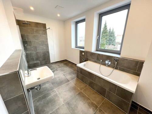 Bad mit Dusche & Badewanne - 2 Zimmer Etagenwohnung in Magdeburg