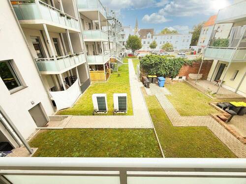 Balkonausblick - Etagenwohnung mit 68,70 m&sup2; in Magdeburg zur Miete