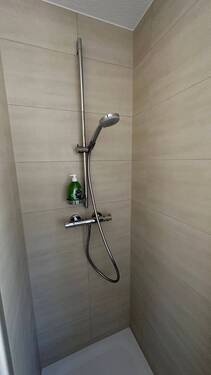 Die Dusche in einer Ferienwohnung im Dachgeschoss - 