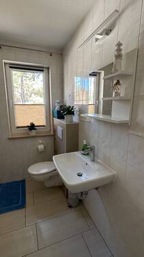 Ein Blick ins Bad im Dachgeschoss - 