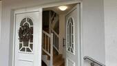 Der Eingangsbereich mit Blick in den Hausflur - 7 Zimmer Mehrfamilienhaus, Wohnhaus zum Kaufen in Lubmin