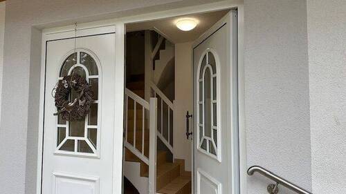 Der Eingangsbereich mit Blick in den Hausflur - 7 Zimmer Mehrfamilienhaus, Wohnhaus zum Kaufen in Lubmin