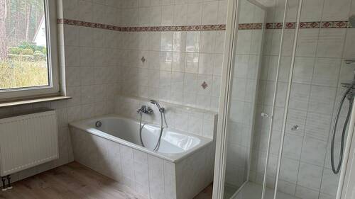 Das Bad mit Wanne und Dusche im Erdgeschoss - Mehrfamilienhaus, Wohnhaus in Lubmin zum Kaufen