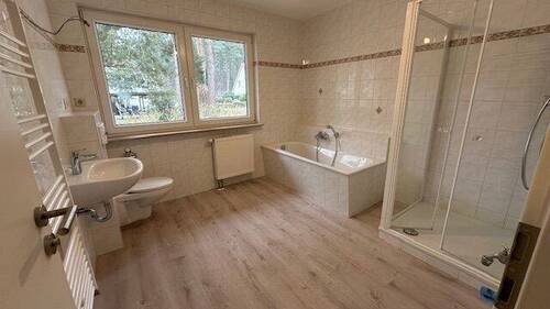 Ein Blick ins Vollband mit Dusche und Badewanne - 