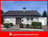Straßenansicht - Freistehendes Einfamilienhaus mit Garage