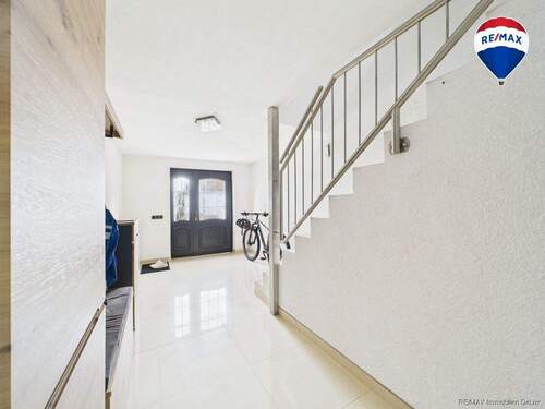 REMAX Immobilien DeLux Einfamilienhaus Bebelsheim Diele Mark Borowicz - 5 Zimmer Reihenendhaus in Mandelbachtal