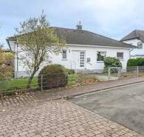 Gepflegter Familienbungalow mit Einliegerbereich, 2 Garagen in toller Blick- Wohnlage von Usingen