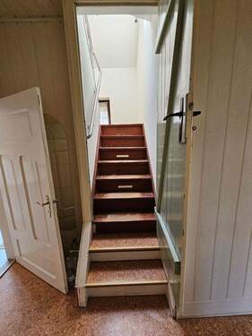 Flur, Tür zum SZ, Treppe ins DG.jpg - 