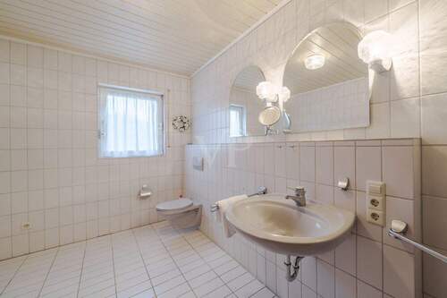 Großes Duschbad im Gartengeschoss - 