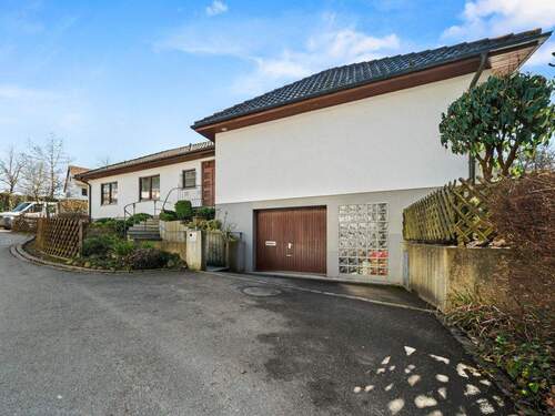 Ansicht mit Einfahrt Garage - 