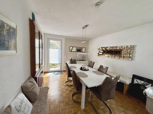 3. Perspektive des Esszimmers mit Blick auf die Tür in den Garten und zur Terrasse - 