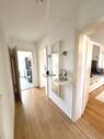 Flur im EG mit Blick ins Wohnzimmer und die Küche - 