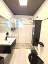 Badezimmer im EG mit ebenerdiger Dusche - 