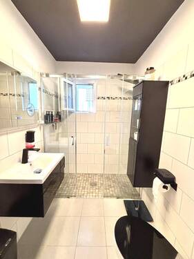 Badezimmer im EG mit ebenerdiger Dusche - 