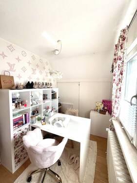 Zimmer mit Einbauschrank im DG - 