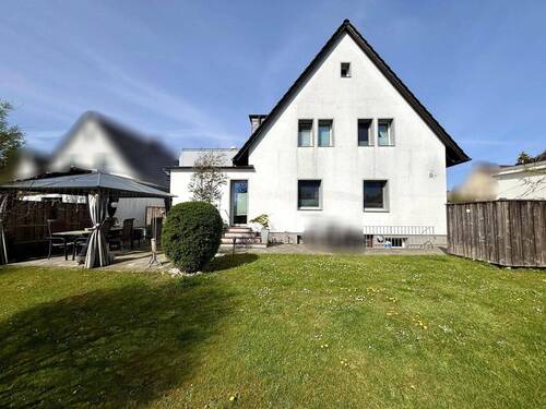 Ostansicht des Hauses aus dem Garten - 8 Zimmer Einfamilienhaus zum Kaufen in Uelzen