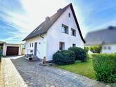 Ansicht von der Straße auf den Hauseingang und die Garage - 