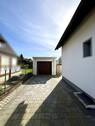 Blick auf die Garage und die Zuwegung - 