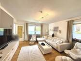 Wohnzimmer im EG mit Parkettfußboden - 