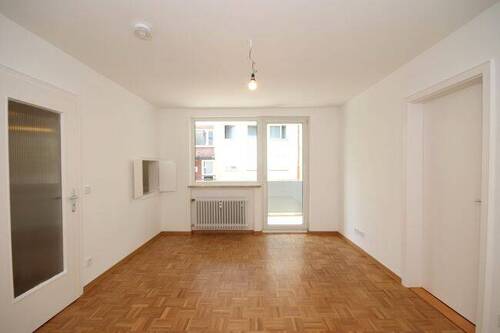 Wohnen - Gut geschnittene, neu renovierte 2-Zimmer-Wohnung mit Loggia in ruhiger Lage, Nähe U2 Milbertshofen