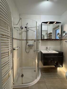 saniertes Duschbad mit Badmöbel - 