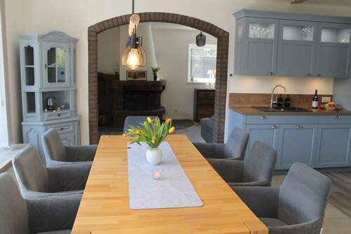 Essbereich mit Blick auf den Kamin im Wohnbereich - 