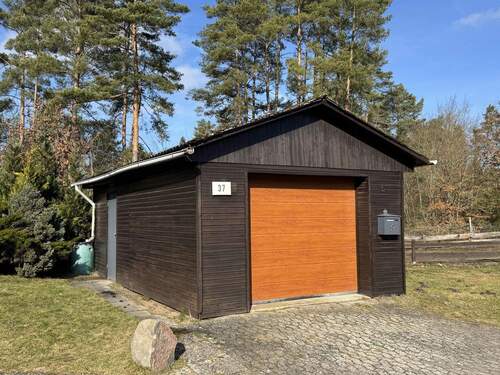 Garage mit Rolltor und Nebeneingang - Bungalow mit 79,70 m&sup2; in Bad Bodenteich zum Kaufen