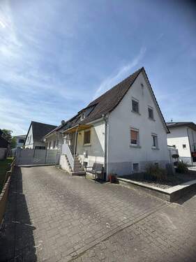 Aussenansicht - Hofeinfahrt - 9 Zimmer Mehrfamilienhaus, Wohnhaus in Weisweil