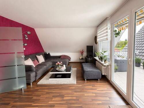 OG: Helles modernes Wohnzimmer - 